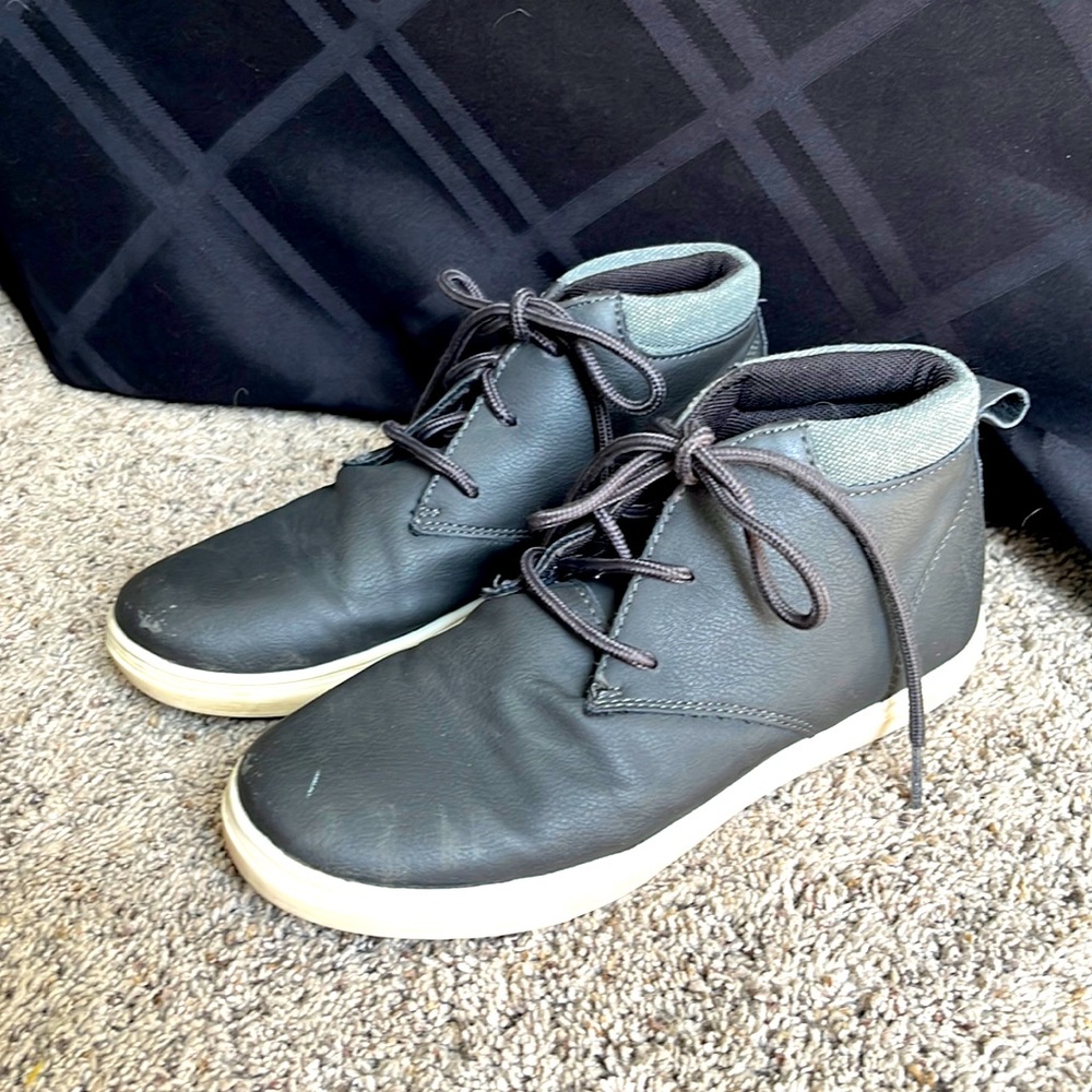Boys dress boots charcoal colored big boy size 4.
